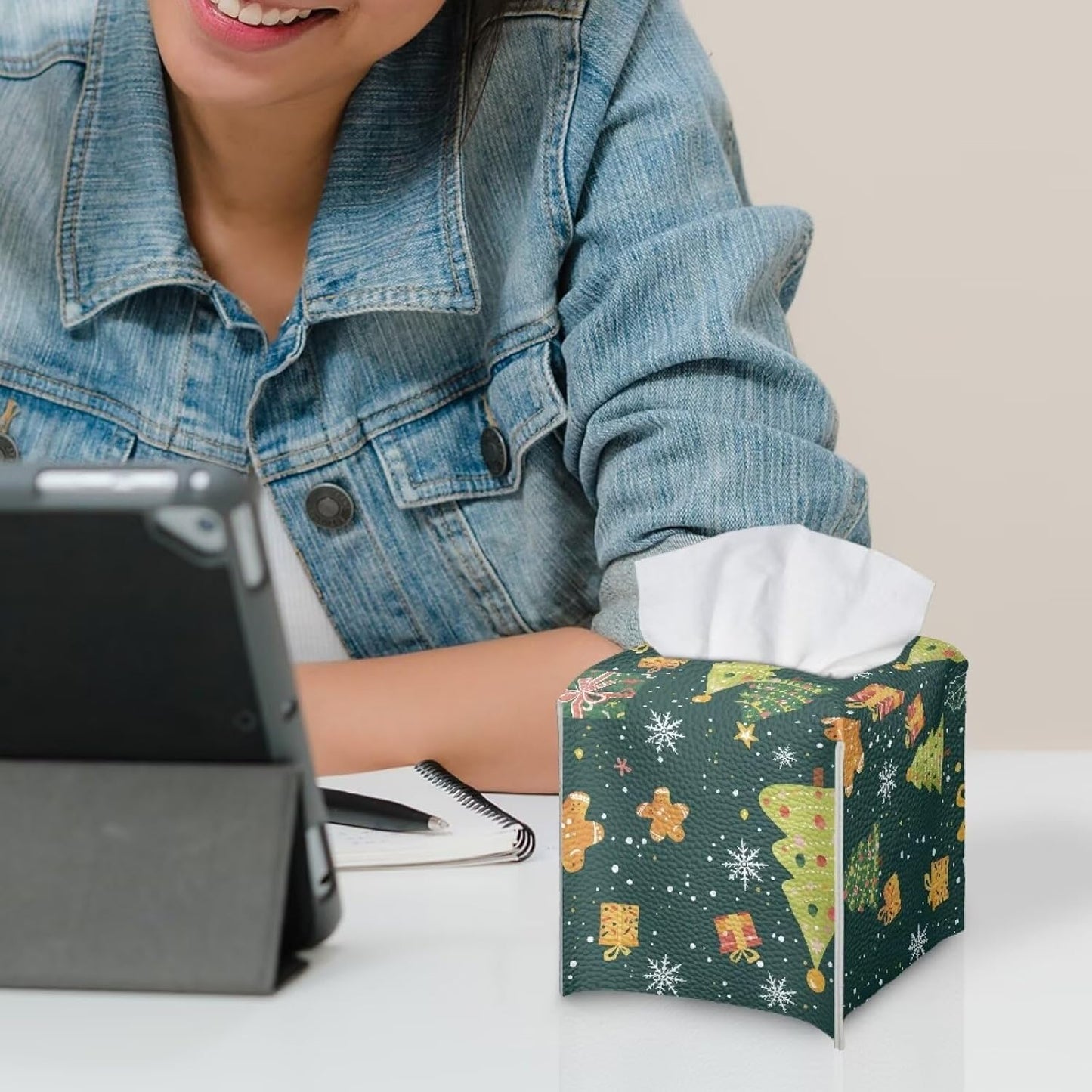 Christmas Tissue Box Cover PU Leather Green Xmas Tree Pattern Tissue Box Holder for Modern Home Office Decorative with Bottom Belt Car Tissue Box Organizer Waterproof Foldable