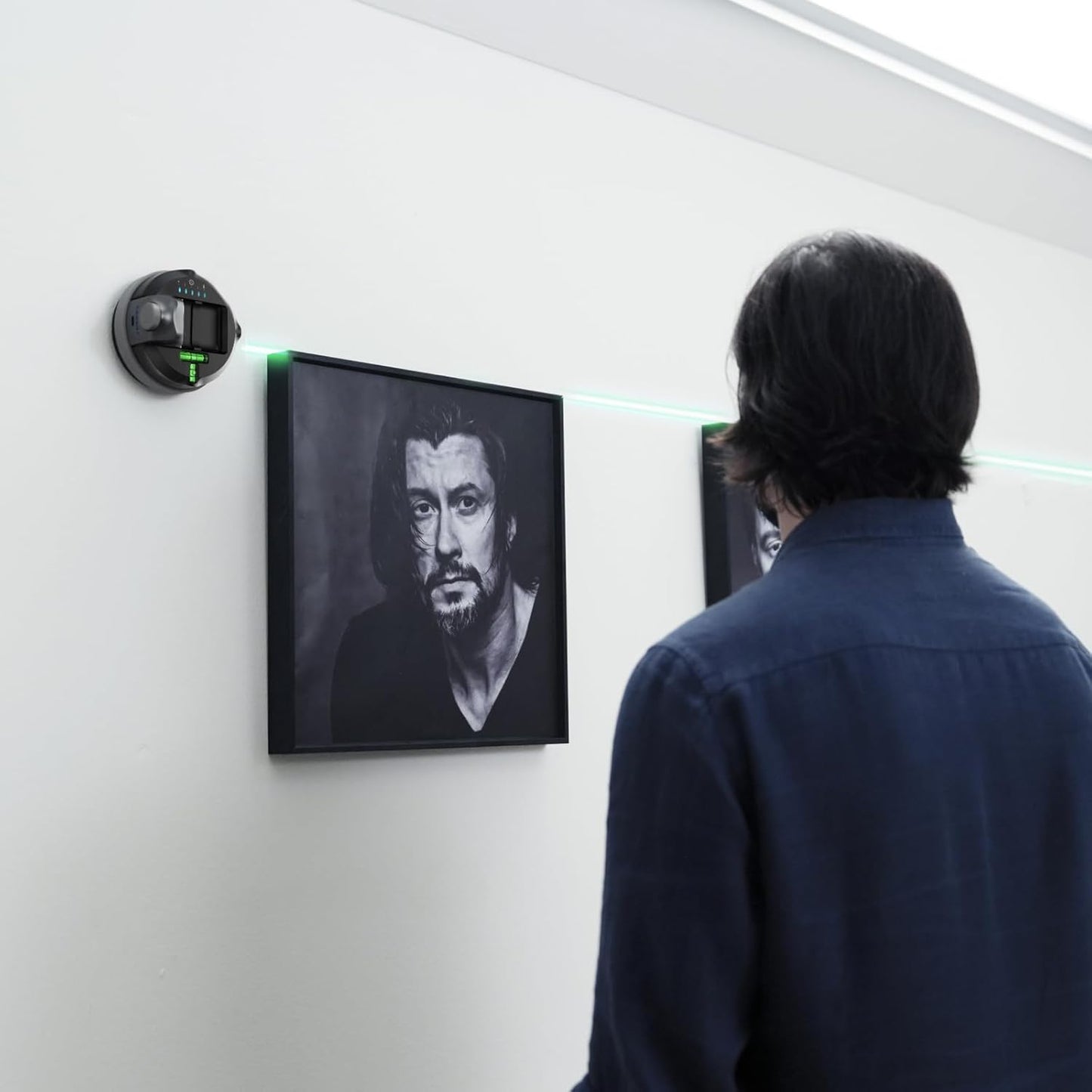 HOZO M-Cube02 Laser Level Tool with Vertical & Horizontal Green Line Lasers, 360° Rotating Base, Wall Mount Laser Level for Picture Hanging, Renovation & DIY, 5kg Level Stand, Rechargeable